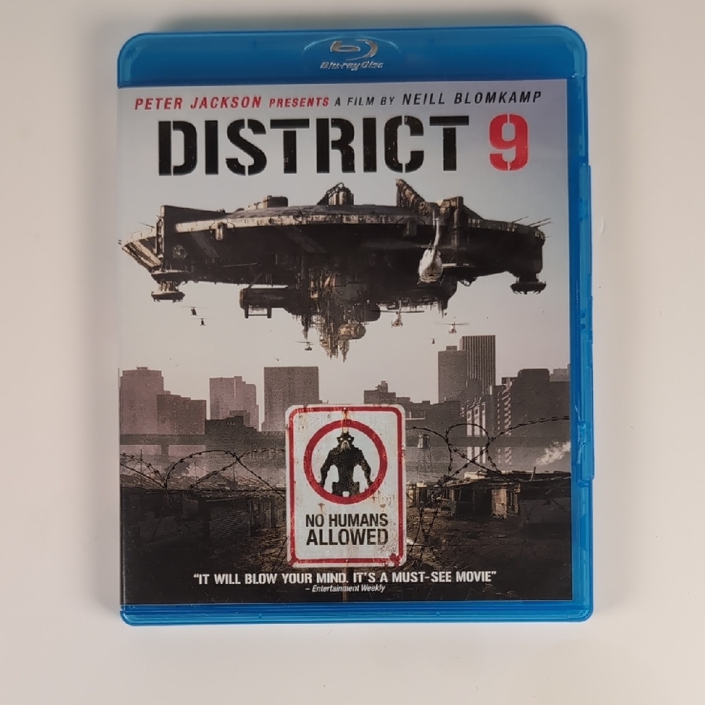District 9 Blu-ray by JACKSON - Blue Case